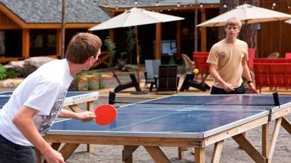 jugando al ping pong en mesa casera en el jardin