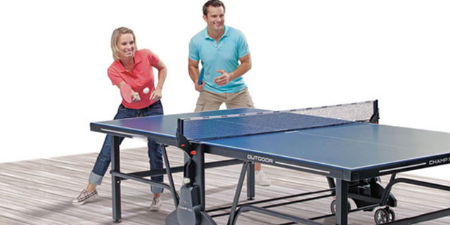 pareja jugando al ping pong