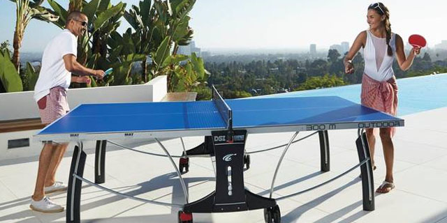 jugando al ping pong en la piscina