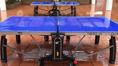 messa de ping pong mojada por la lluvia