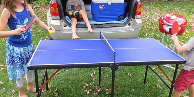 niños jugando al ping pong en el camping