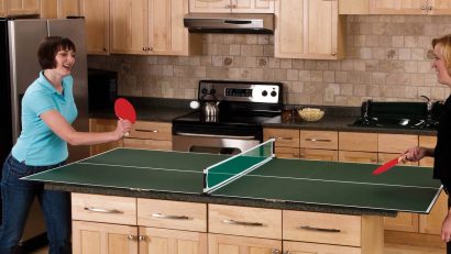 jugando al ping pong en la cocina