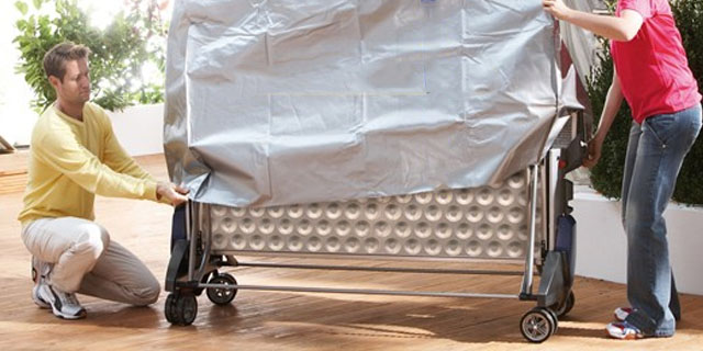 chico colocando funda mesa ping pong