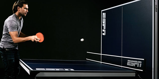 chico jugando solo al ping pong frontón